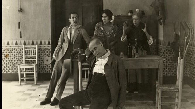 Fotograma de ‘Rosario la Cortijera’ (1923) de José Buchs, con La Argentinita, centro.
