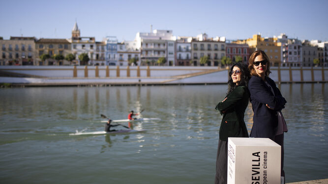 La macedonia Teona Strugar Mitevska y la parisina Justine Triet posan juntas ante el río de Sevilla.