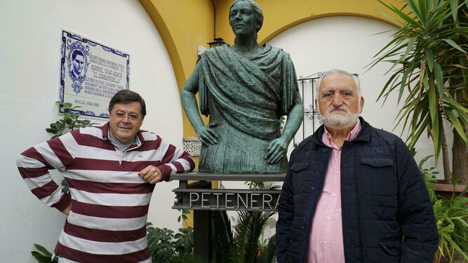 Jerónimo Roldán, presidente de la Peña (derecha) y Miguel Camacho, junto a la estatua de la Niña de los Peines en la Peña Torres Macarena.