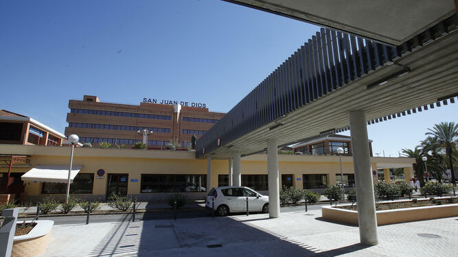 El acceso al Hospital, desde el edificio de la Escuela Universitaria.