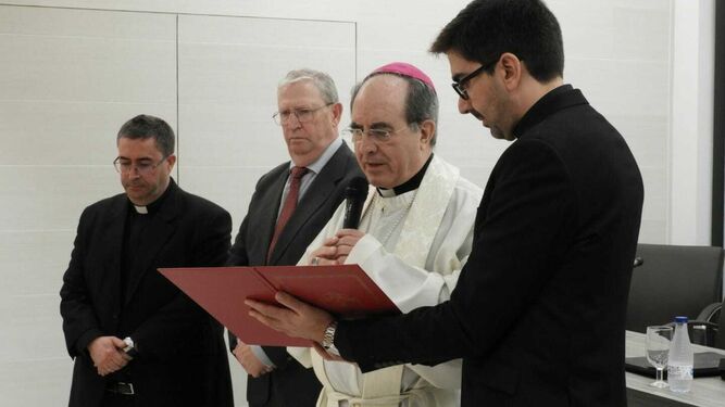 El arzobispo Asenjo bendice la remozada sede del Consejo de Cofradías.