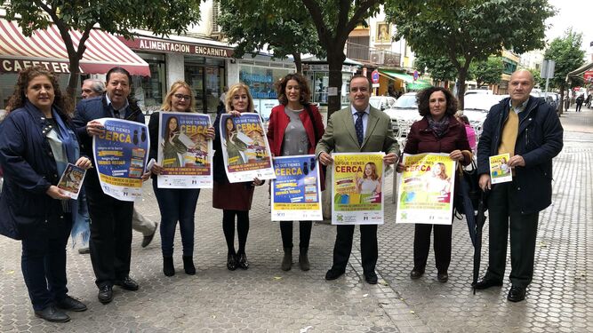 Algunos comerciantes de la Macarena durante la presentación de la campaña de promoción.