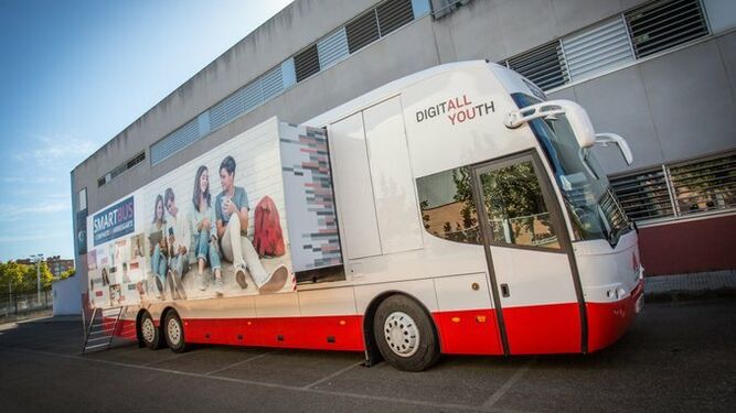 El 'Smartbus' de Huawei durante su ruta por los colegios andaluces.