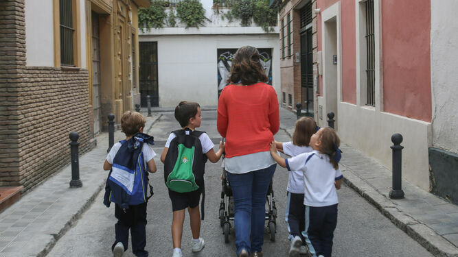 Una familia numerosa regresa del colegio en Sevilla