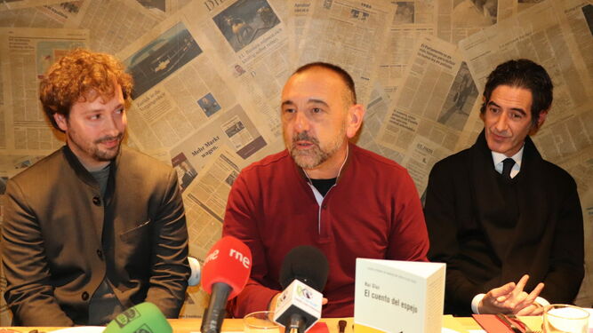 Rui Díaz, Jordi Juan Martínez y el editor y crítico literario Ignacio F. Garmendia, durante la presentación de las obras.