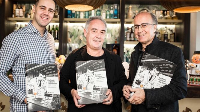 De i. a dcha. Simone Caporale, Ferran Adriá y Javier de las Muelas, con la 'Bullipedia II'.
