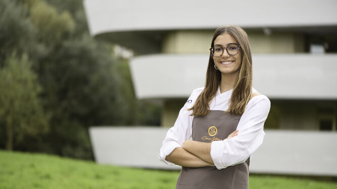 La sevillana María Juez, finalista del concurso Cinco Jotas Cooking Challenge, posa a las puertas del Basque Culinary Center.