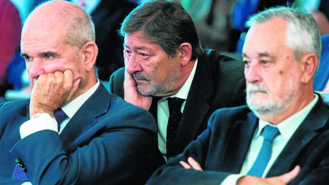 Los ex presidentes de la Junta Manuel Chaves y José Antonio Griñán, en una sesión del juicio con el principal imputado, Javier Guerrero, sentado detrás de ellos.