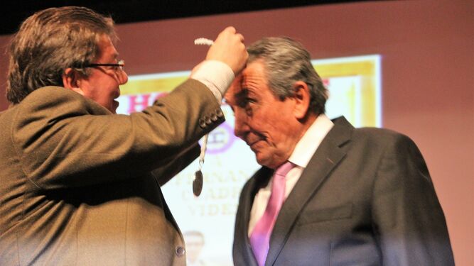 Fernando Cuadri recibe la Medalla de Honor y el cariño de Trigueros