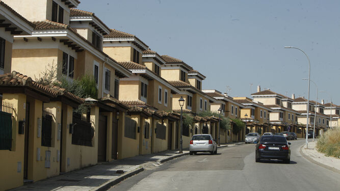 Una calle de Espartinas, en una imagen de archivo.