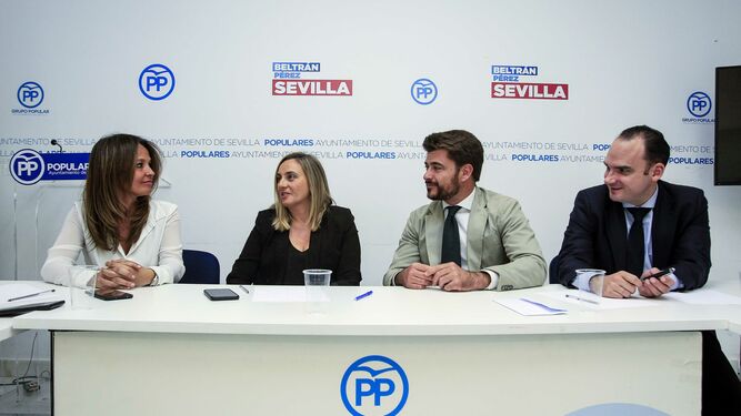La consejera Marifrán Carazo con Beltrán Pérez y otros ediles del PP, este lunes.