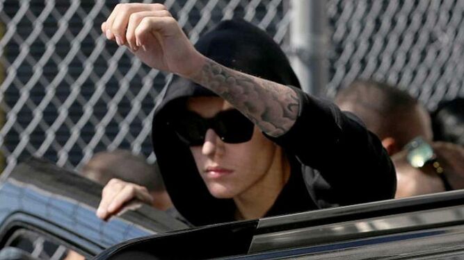 Bieber, saludando a sus fans.