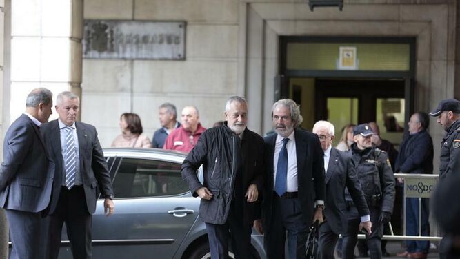 El ex presidente Jos&eacute; Antonio Gri&ntilde;&aacute;n, a su llegada a la Audiencia Provincial de Sevilla