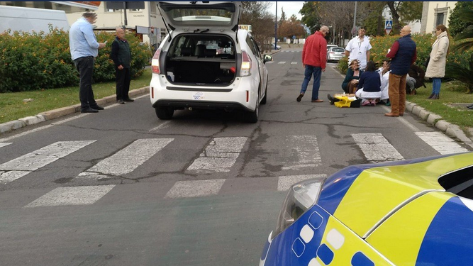 Accidente entre un patinete y un taxi en la Avenida Moliní de Sevilla.