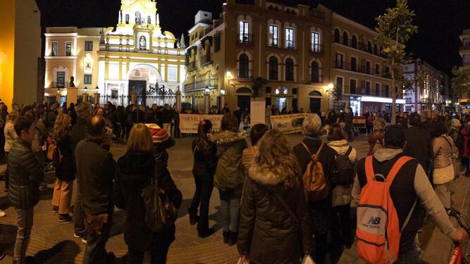 Un momento de la concentración convocada ayer por Somos Migrantes frente a la basílica de la Macarena.