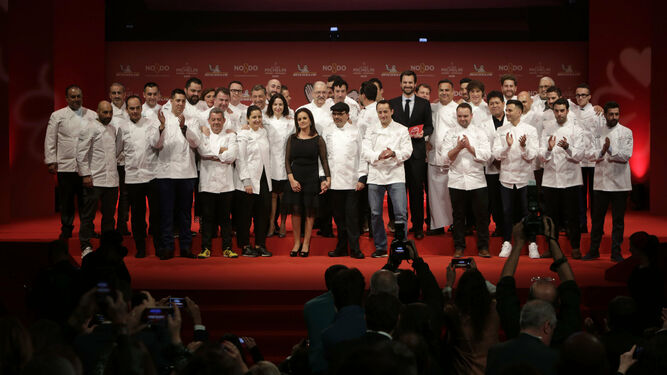 Foto de familia de los chefs premiados en la Gala de las Estrellas Michelin en Sevilla.