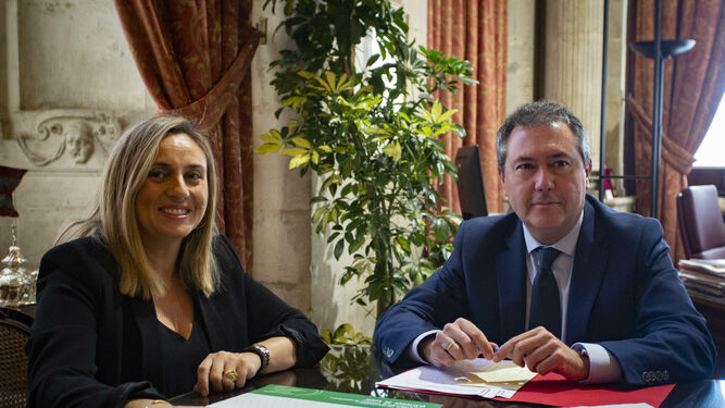 La consejera Marifrán Carazo y el alcalde de Sevilla Juan Espadas esta semana tras el pacto sobre el Metro en el Ayuntamiento.