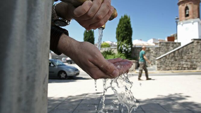Una persona se lava las manos en una fuente.