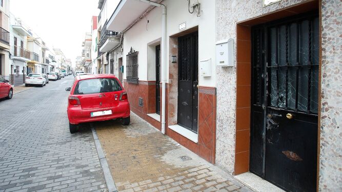 Uno de los domicilios registrados por la Policía en la calle Ricardo Palma de Sevilla.