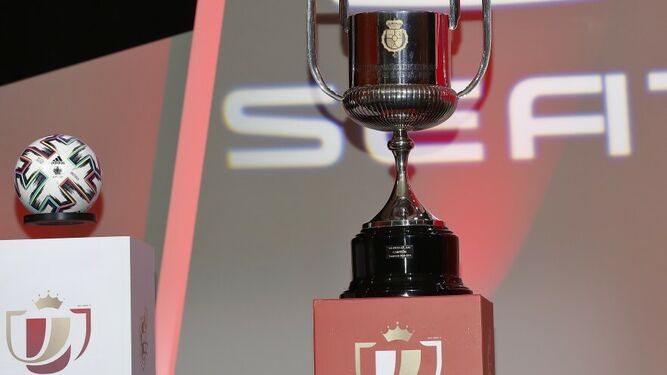 Imagen del trofeo de la Copa del Rey durante el sorteo del pasado domingo.