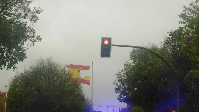 El fuerte viento en Sevilla destroza la bandera de la Glorieta Olímpica