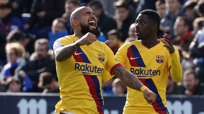 Vidal celebra un gol junto a Dembele.