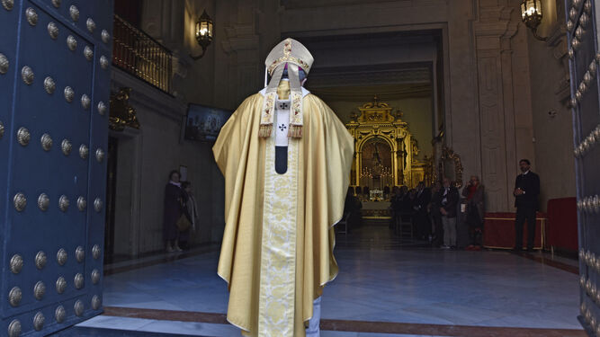 El arzobispo de Sevilla, Juan José Asenjo, entra en la Basílica del Gran Poder para anunciar el Año Jubilar.