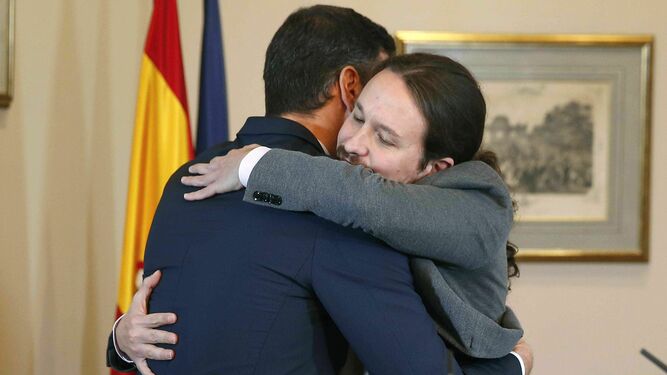 Sánchez e Iglesias se abrazan tras firmar su acuerdo.