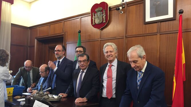 El presidente Ángel Márquez (centro) y otros miembros de la Junta Electoral Provincial