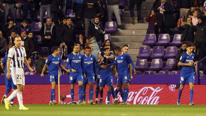 Los futbolitas del Sevilla se abrazan a Banega tras lograr el 0-1.