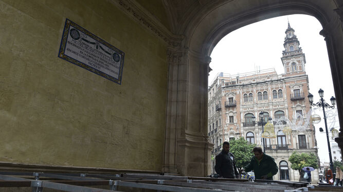 Preparativos del Nacimiento del Arquillo del Ayuntamiento bajo la cerámica de Cervantes.