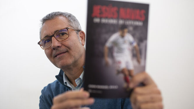 El periodista Juan Manuel Ávila presenta el libro 'Jesús Navas, un duende de leyenda'