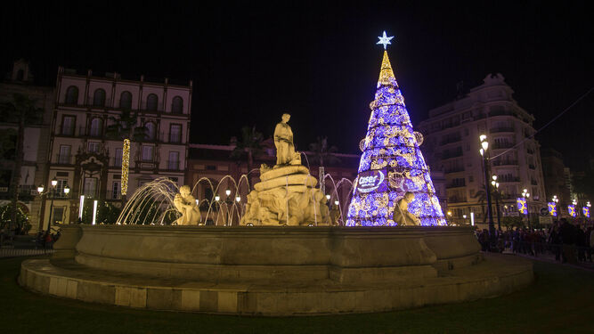 El árbol de Puerta Jerez iluminado durante la Navidad.