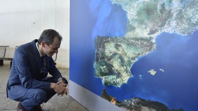 El ministro en funciones Pedro Duque observa un mapa de España colocado en Fibes.