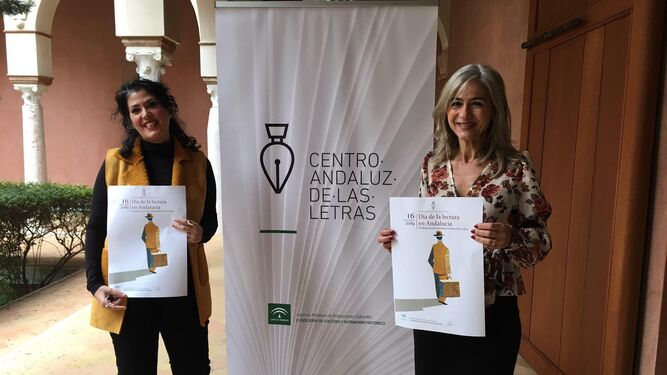 Patricia del Pozo y Eva Díaz Pérez con el diseño de la efeméride creado por Manuel Ortiz.