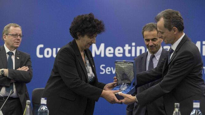 Pedro Duque entrega un obsequio a los representantes de la ESA al finalizar la cumbre de Sevilla.