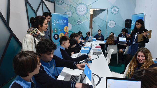 Alumnos de Secundaria en un taller de robótica en la Feria de la Innovación y las Nuevas Tecnologías de la Diputación, este viernes.