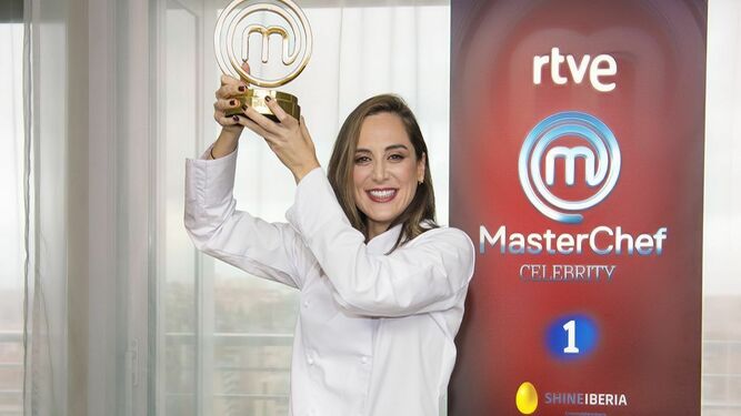 Tamara Falcó alza su trofeo de 'MasterChef Celebrity'.