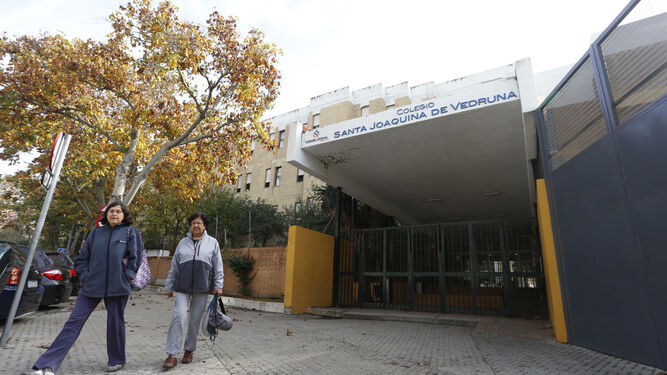 Dos mujeres pasan por la puerta principal del colegio Santa Joaquina de Vedruna.