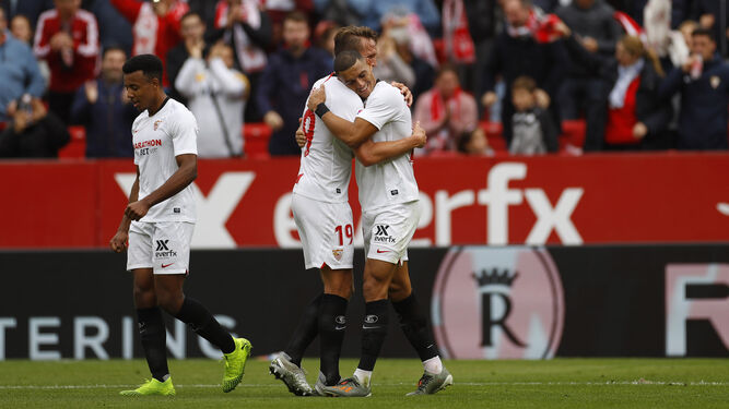 Los jugadores del Sevilla celebran el gol de Diego Carlos
