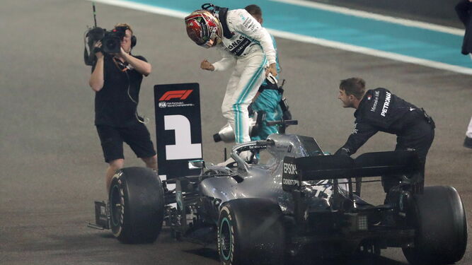 Lewis Hamilton celebra sobre la pista su victoria en el Gran Premio y en el Mundial.