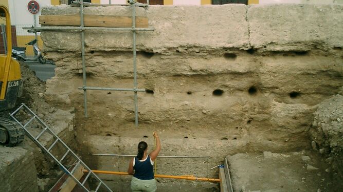 Imagen de las excavaciones realizadas en la zona, por donde discurre la muralla almohade