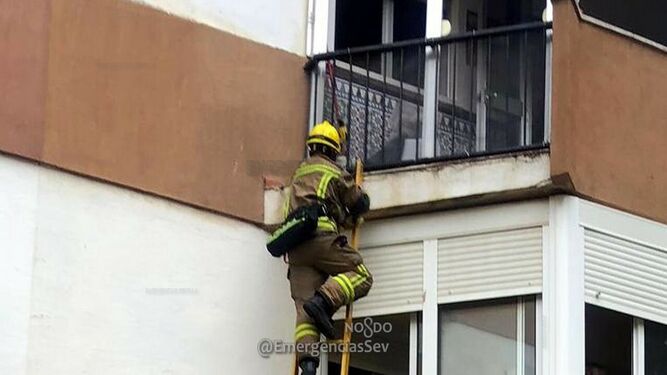 Los bomberos tuvieron que subir al piso por el balcón.