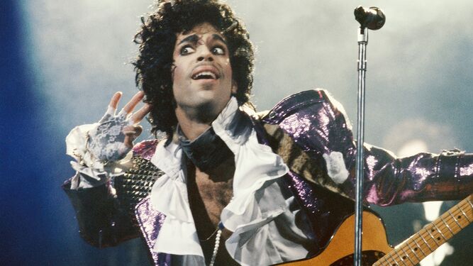 Prince (1958-2016), durante un concierto en la etapa de 'Purple Rain' (1984).