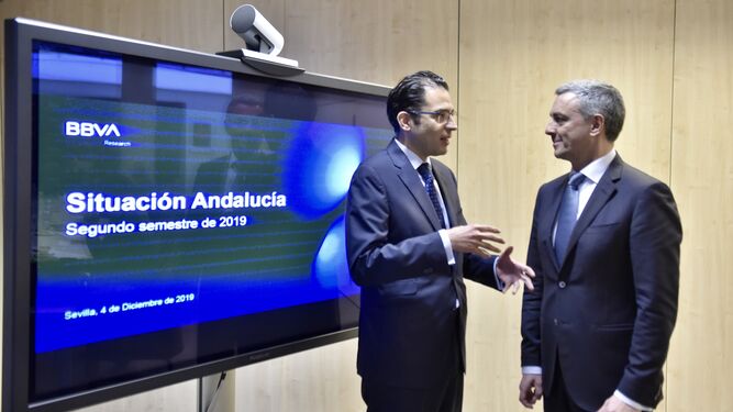 Miguel Cardoso, a la izquierda, conversa con José Ballester en la sede territorial de BBVA, en Sevilla.