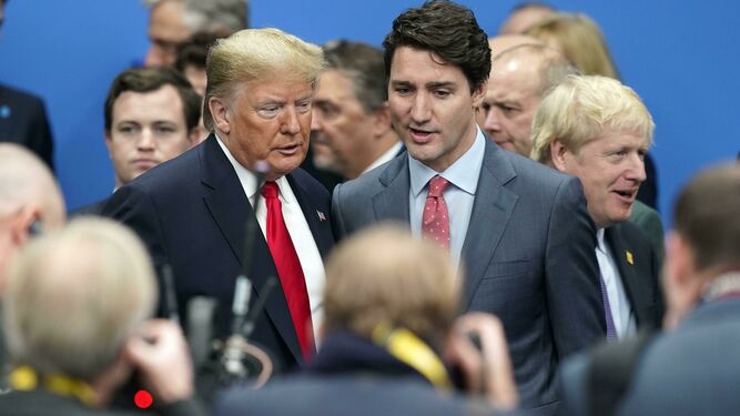 Trump, presidente de EEUU, y Trudeau, primer ministro de Canadá, posan ayer en la cumbre de la OTAN.