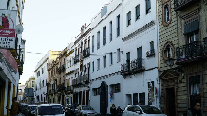El hotel de dos estrellas se encuentra en el número 6 de la calle Gerona.