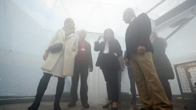 La ministra Ribera (centro) visita uno de los iglús que recrea la polución de una ciudad.