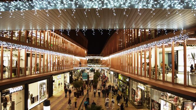 El centro comercial Torre Sevilla ya luce su iluminación navideña.