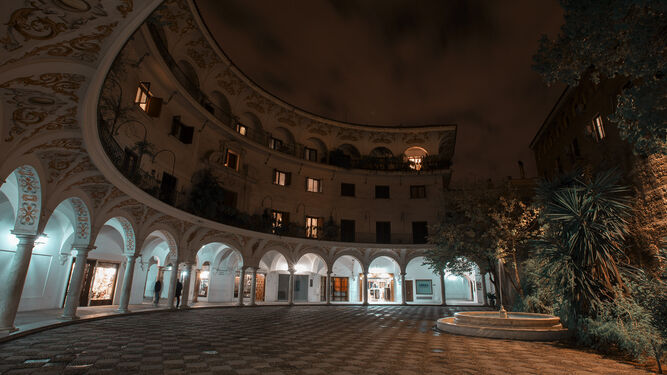 La Plaza del Cabildo iluminada de noche.